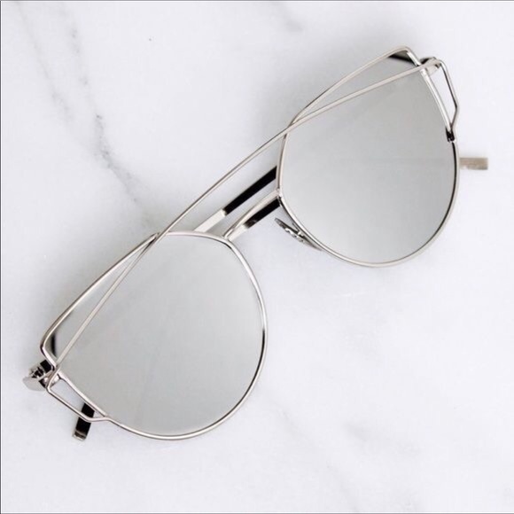 ✨Brand New Boutique Silver Mirrored Sunnies✨ - Picture 2 of 2